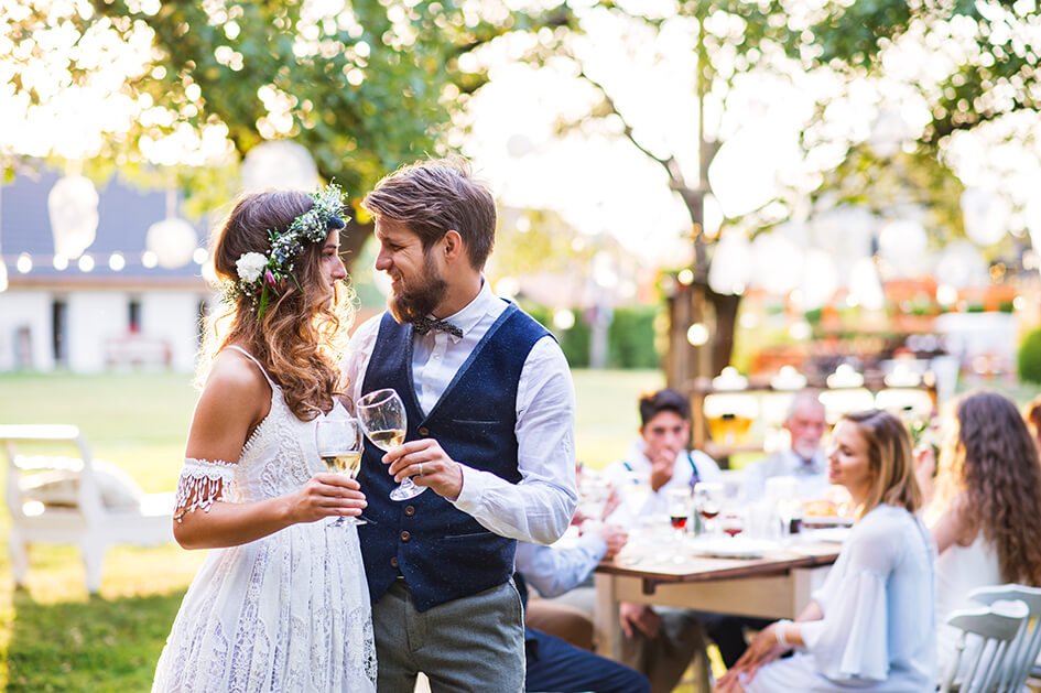 bride-and-groom-clinking-glasses-at-wedding-recept-2021-08-26-12-09-14-utc.jpeg