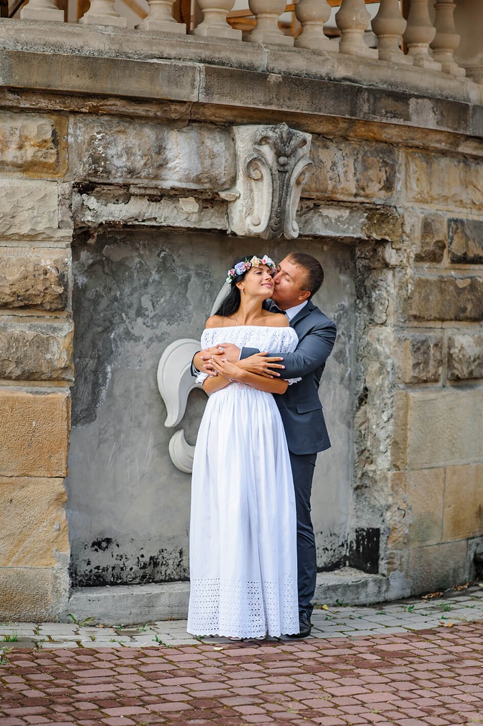 wedding-photo-session-on-the-background-of-the-old-2021-09-02-00-27-23-utc.jpeg